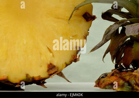 Fruits ananas juteux fraîchement coupé Banque D'Images