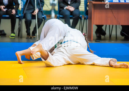 , Région d'Orenbourg, en Russie, le 29 novembre, 2014 année. Championnat de judo chez les juniors et les filles. Le judoka de fille Banque D'Images