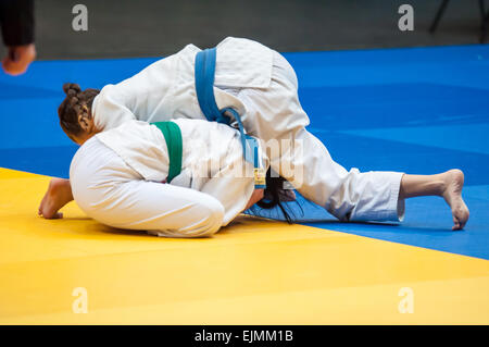 , Région d'Orenbourg, en Russie, le 29 novembre, 2014 année. Championnat de judo chez les juniors et les filles. Le judoka de fille Banque D'Images