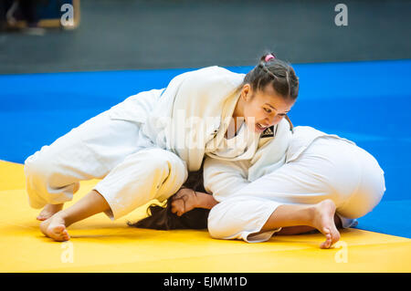 , Région d'Orenbourg, en Russie, le 29 novembre, 2014 année. Championnat de judo chez les juniors et les filles. Le judoka de fille Banque D'Images