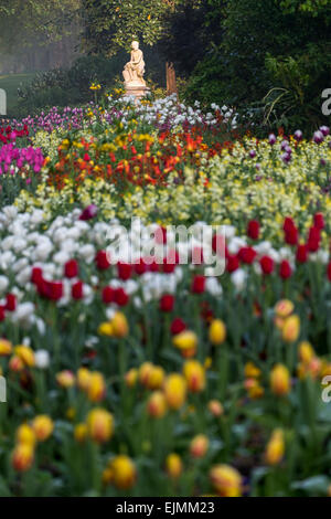 Statue Fontaine potable et de tulipes, le parc de St James, Londres Banque D'Images