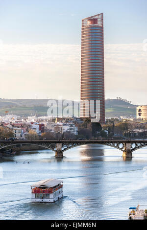 La tour Torre Cajasol Séville Espagne haut bâtiment gratte-ciel sur la rivière Guadalquivir à Puente de Isabel II bridge Banque D'Images