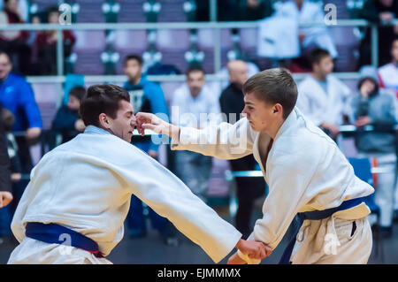 Orenbourg - 29 novembre : chez les juniors du championnat et les filles. Les garçons en difficulté 29 novembre 2014 à Orenbourg, région d'Orenbourg, Russie. Banque D'Images