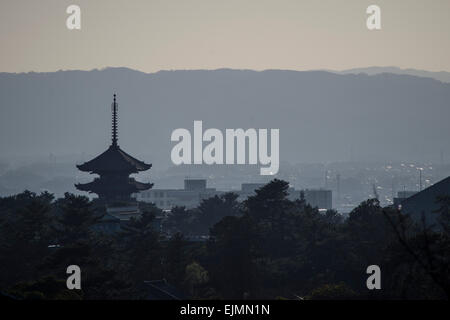 Soirée lointain vue de la pagode à cinq étages du Temple Kofukuji 2006, Japon Banque D'Images