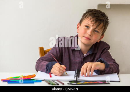 School boy doing homework à son bureau. Banque D'Images