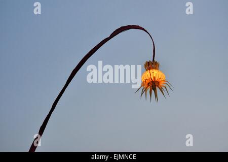 Penjor Tradtional Lampe de rue à Bali et Java en Indonésie Banque D'Images