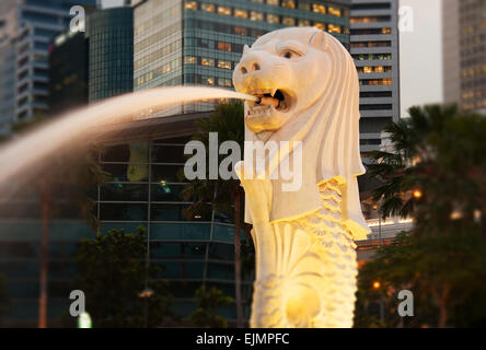 Singapour.Vue sur le Merlion, statue qui est traditionnel dans l'ouest heraldy créature qui décrit une créature avec une tête de lion Banque D'Images