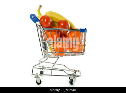 Panier avec des fruits comme les oranges et bananes tomate rouge Banque D'Images