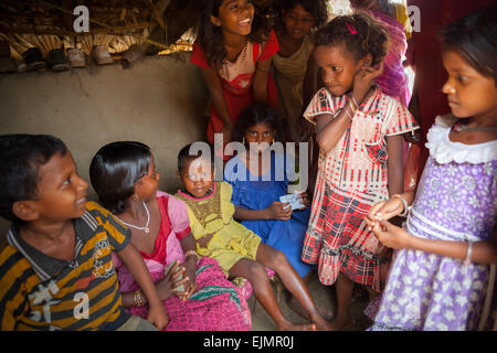 Rassemblement des enfants et le chat à l'intérieur d'une maison rurale au Bihar, en Inde. Banque D'Images