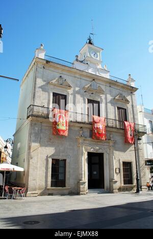 Bâtiment de la bibliothèque de la ville avec une tour d'horloge sur la Plaza del Cabildo, Sanlucar de Barrameda, Cadiz Province, Andalusia, Spain. Banque D'Images