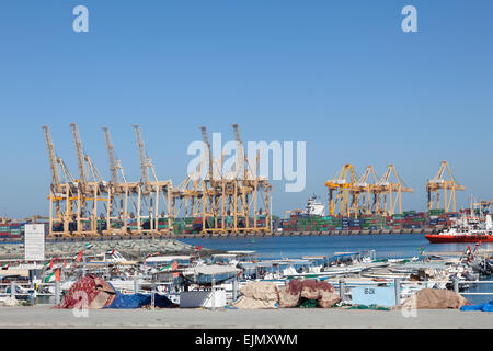 Port industriel dans la région de Khor Fakkan, Fujairah. 14 décembre 2014 à Dubaï, Émirats Arabes Unis Banque D'Images