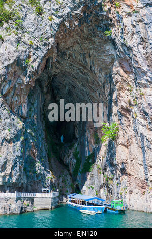 Petit bateau de tourisme dans une caverne sur Strasser, réservoir, des Balkans Albanie Banque D'Images