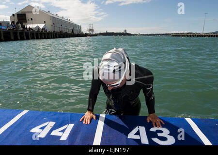 Auckland, Nouvelle-Zélande. Mar 28, 2015. Auckland, Nouvelle-Zélande - 28 mars 2015 - Anne Haug de l'Allemagne, l'Allemagne quitte l'eau au cours de la natation à l'honneur à la série mondiale de Triathlon International 2015 Formation d'élite le 28 mars 2015 à Auckland, en Nouvelle-Zélande. © dpa/Alamy Live News Banque D'Images