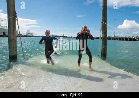 Auckland, Nouvelle-Zélande. Mar 28, 2015. Auckland, Nouvelle-Zélande - 28 mars 2015 - sortie des athlètes l'eau pendant l'étape de natation 2015 à la série mondiale de Triathlon international de formation de l'élite le 28 mars 2015 à Auckland, en Nouvelle-Zélande. © dpa/Alamy Live News Banque D'Images