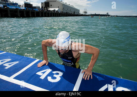 Auckland, Nouvelle-Zélande. Mar 28, 2015. Auckland, Nouvelle-Zélande - 28 mars 2015 - Gregor Buchholz de l'Allemagne, l'Allemagne quitte l'eau au cours de la natation à l'honneur à la série mondiale de Triathlon International 2015 Formation d'élite le 28 mars 2015 à Auckland, en Nouvelle-Zélande. © dpa/Alamy Live News Banque D'Images