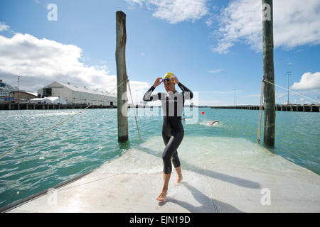 Auckland, Nouvelle-Zélande. Mar 28, 2015. Auckland, Nouvelle-Zélande - 28 mars 2015 - Un athlète sort de l'eau pendant l'étape de natation 2015 à la série mondiale de Triathlon international de formation de l'élite le 28 mars 2015 à Auckland, en Nouvelle-Zélande. © dpa/Alamy Live News Banque D'Images