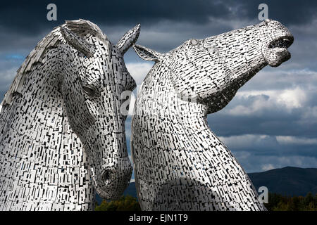 Les Kelpies sculpture par Andy Scott, deux têtes de chevaux géant sculpté dans l'acier inoxydable, l'hélice, l'Écosse. Banque D'Images