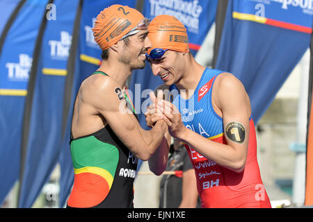 Auckland, Nouvelle-Zélande. Mar 29, 2015. Auckland, Nouvelle-Zélande - 29 mars 2015 - Joao Silva (Portugal, POR) et Mario Mola (Espagne, ESP) avant le stade de natation à la série mondiale de Triathlon International 2015 élite hommes le 29 mars 2015 à Auckland, en Nouvelle-Zélande. © dpa/Alamy Live News Banque D'Images