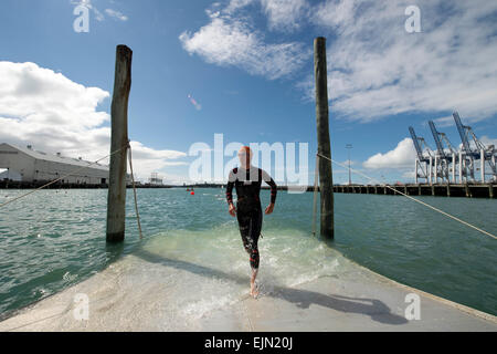 Auckland, Nouvelle-Zélande. Mar 28, 2015. Auckland, Nouvelle-Zélande - 28 mars 2015 - Un athlète sort de l'eau pendant l'étape de natation 2015 à la série mondiale de Triathlon international de formation de l'élite le 28 mars 2015 à Auckland, en Nouvelle-Zélande. © dpa/Alamy Live News Banque D'Images