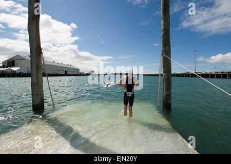 Auckland, Nouvelle-Zélande. Mar 28, 2015. Auckland, Nouvelle-Zélande - 28 mars 2015 - Gregor Buchholz d'Allemagne, GER regarde la mer au cours de la natation à l'honneur à la série mondiale de Triathlon International 2015 Formation d'élite le 28 mars 2015 à Auckland, en Nouvelle-Zélande. © dpa/Alamy Live News Banque D'Images