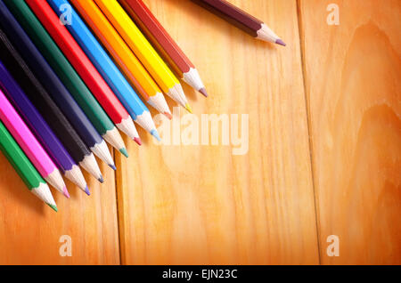 Crayons de couleur sur fond de bois, fournitures scolaires Banque D'Images