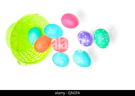 Les oeufs de Pâques multicolores sur fond blanc avec ombre Banque D'Images