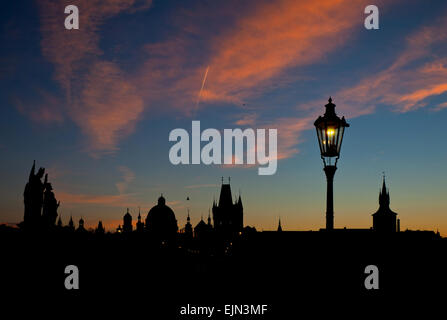 Voir la silhouette du Pont Charles avec ses lampadaires et des statues et de la vieille ville de Prague à l'aube (Dawn) éclairage spectaculaire Banque D'Images