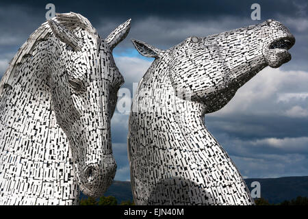 Les Kelpies sculpture par Andy Scott, deux têtes de chevaux géant sculpté dans l'acier inoxydable, l'hélice, l'Écosse. Banque D'Images