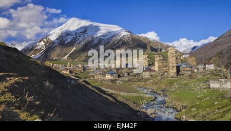 Panorama pittoresque de Svaneti en Géorgie avec tours en pierre traditionnel, symbole de la région Banque D'Images