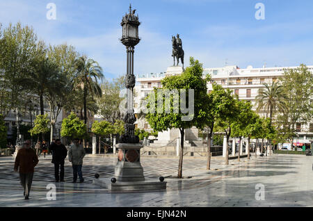 La statue du roi Fernando III à la Plaza Nueva, Séville, Espagne. Banque D'Images