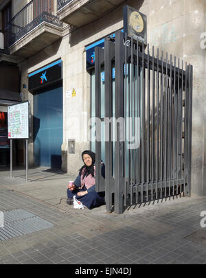 Vieille Femme assise sur le sol, la mendicité en dehors du marché de la Boqueria sur Las Ramblas à Barcelone, Catalogne, Espagne Banque D'Images