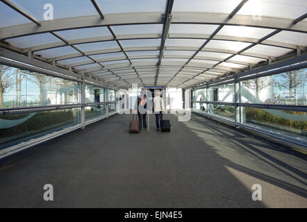 Les passagers qui quittent l'aéroport de Londres Southend marcher de la gare entrée privée, Southend, Essex Banque D'Images