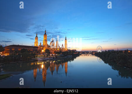 Basilica del Pilar de Saragosse en Espagne, l'éclairage de nuit Banque D'Images