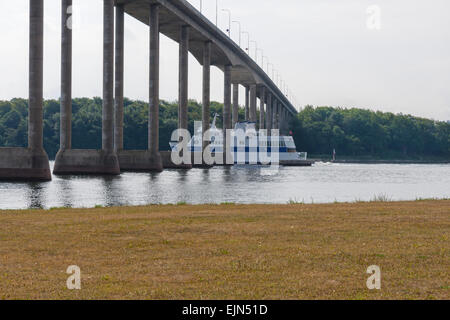 Ferry passant sous un pont à Svendborg, Danemark Banque D'Images