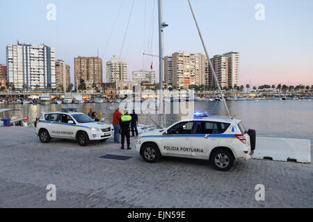 Les agents de police du port de contrôle de papiers d'un mouillage sailship amarrés dans le port de malaga, andalousie, espagne. Banque D'Images