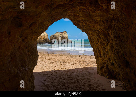 Trou d'un grande caverne dans les pierres de la plage, Algarve Portugal Banque D'Images