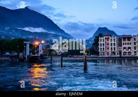 Lac de Garde vue depuis le ferry de Maderno à Torri del Benaco Banque D'Images