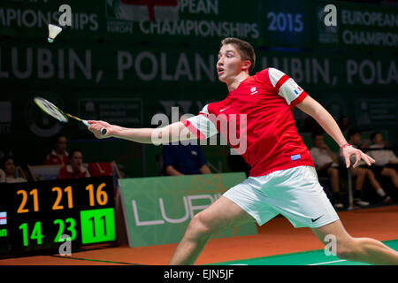 Lubin, Pologne. Mar 29, 2015. Demi-finale du tournoi de badminton en équipe lors des Championnats d'Europe Junior 2015. Match entre l'Angleterre - France. En action Toma Popov Junior/Dziurman Crédit : Piotr Alamy Live News Banque D'Images