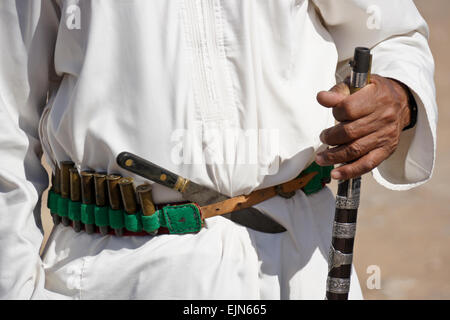 La courroie de la cartouche et le couteau à la taille de l'homme en costume traditionnel, Sultanat d'Oman Banque D'Images