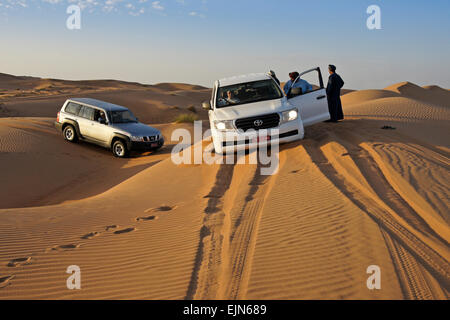 4x4 véhicule de tourisme bloqué dans le sable, Sharqiya Sands (Wahiba Sands), Oman Banque D'Images