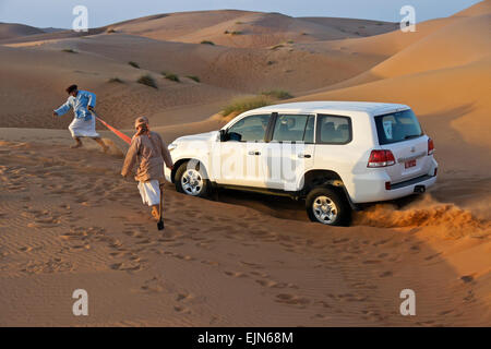 4x4 véhicule de tourisme bloqué dans le sable, Sharqiya Sands (Wahiba Sands), Oman Banque D'Images