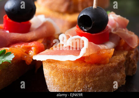 Avec Tapas jambon sec, tomates et olives sur baguette grillées libre. Banque D'Images