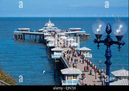 Jetée de Llandudno et offshore wind farm, Conwy, Pays de Galles, Royaume-Uni Banque D'Images