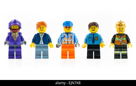 Un groupe de cinq différents personnages lego mini isolé sur blanc. Banque D'Images