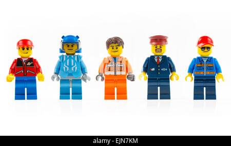 Un groupe de cinq différents personnages lego mini isolé sur blanc. Banque D'Images