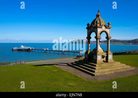 Jetée de Llandudno victorien avec fontaine d'eau potable dans la région de Happy Valley Park avec Little Orme en arrière-plan, le Pays de Galles, Royaume-Uni Banque D'Images