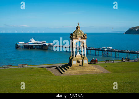 Jetée de Llandudno victorien avec fontaine d'eau potable dans la région de Happy Valley Park avec Little Orme en arrière-plan, le Pays de Galles, Royaume-Uni Banque D'Images