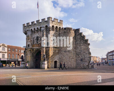 Bargate, un bâtiment classé grade 1 dans le centre de Southampton, construit en époque Normande comme partie des défenses de la ville. Ajouter Banque D'Images