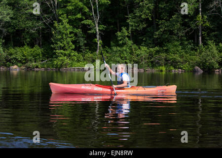 Le kayak adolescent Flambeau River Banque D'Images