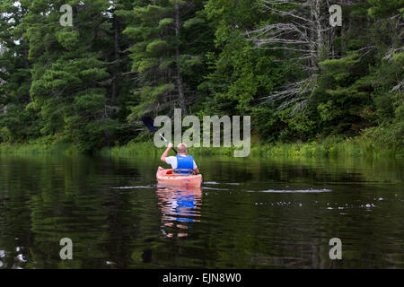 Le kayak adolescent Flambeau River Banque D'Images